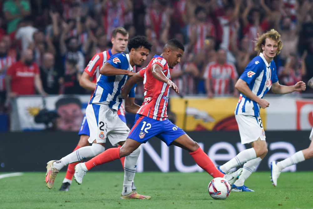 每体：巴萨目前对莱万的原则是，要么大幅降薪要么自由身离开（每体：巴萨给莱万两条路——要么大幅降薪，要么自由离队）