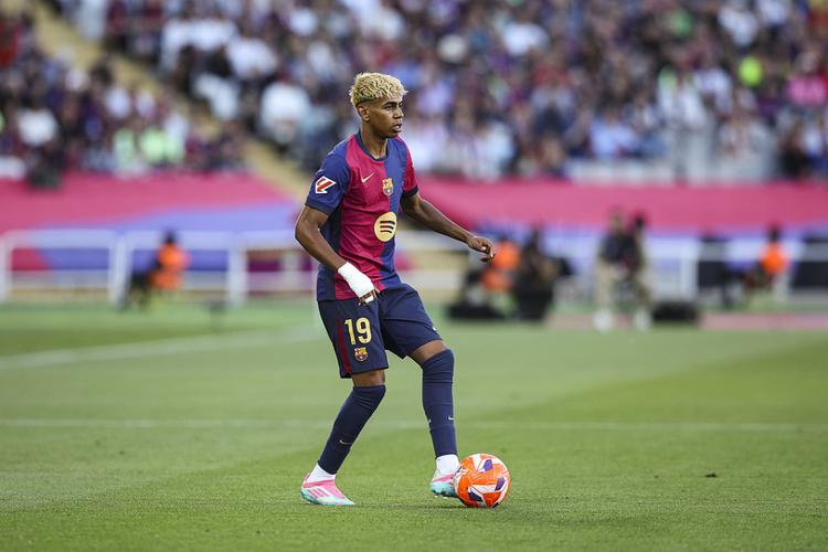 洛杉矶快船负于森林狼，经历逆转五连胜，森林狼展现顽强斗志，快船失误多，火力不足。（森林狼逆转击败快船，终结其五连胜，快船失误偏多火力不济）