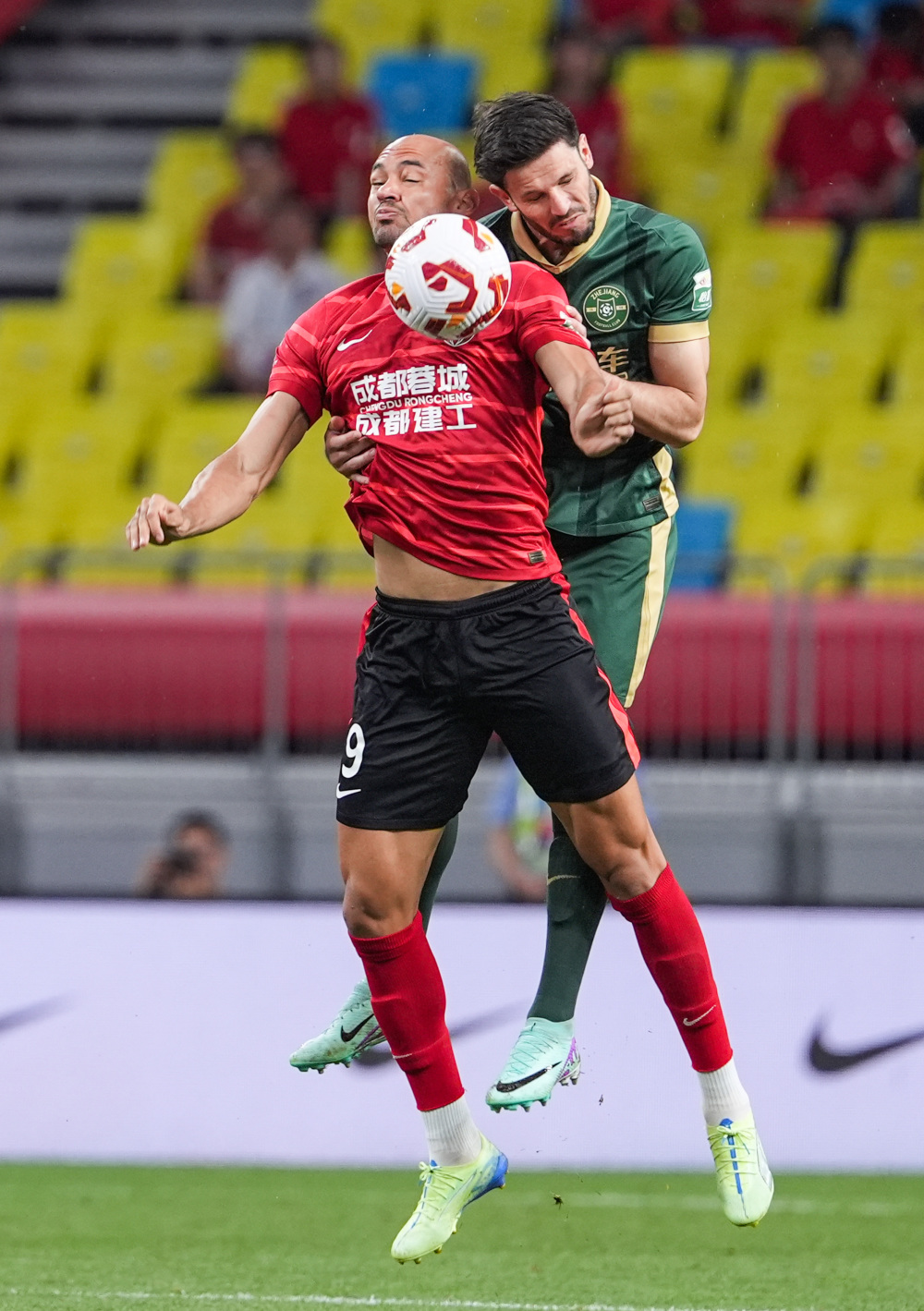 意媒：米兰派球探现场考察亨克18岁前腰卡雷察斯（意媒：米兰球探现场观摩亨克18岁前腰卡雷察斯表现）