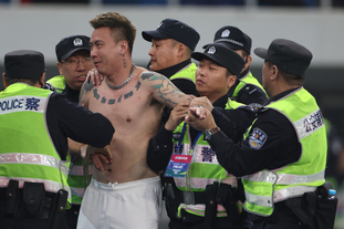 希尔-曼萨诺将执法皇马和毕包比赛，此前罚下赫伊森曾引争议（曾因罚下赫伊森惹争议，希尔-曼萨诺将吹罚皇马战毕包）