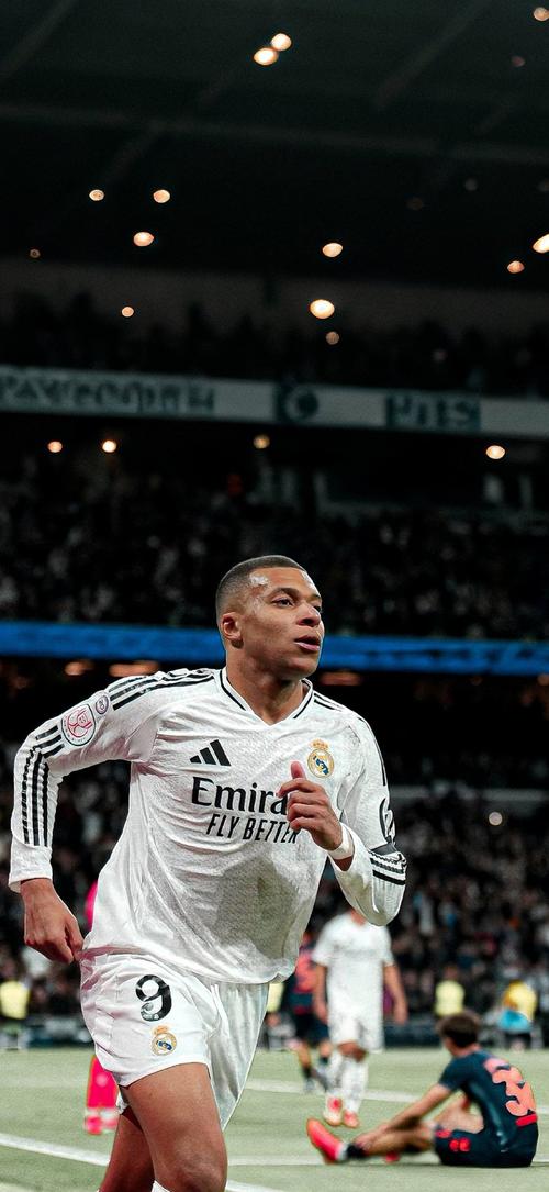 篮球火箭主力后卫被评为月最佳球员（火箭队首发后卫当选本月最佳球员）