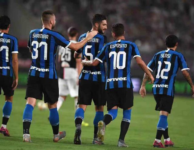 德比迎来关键胜利，米兰升至意甲积分榜第二（德比战奏凯，米兰升至意甲次席）