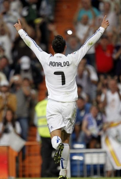 梅婷一家四口前往伯纳乌观战皇马vs尤文，女儿表示看完有点困（梅婷携一家四口现身伯纳乌观战皇马对尤文，女儿直言赛后有些犯困）