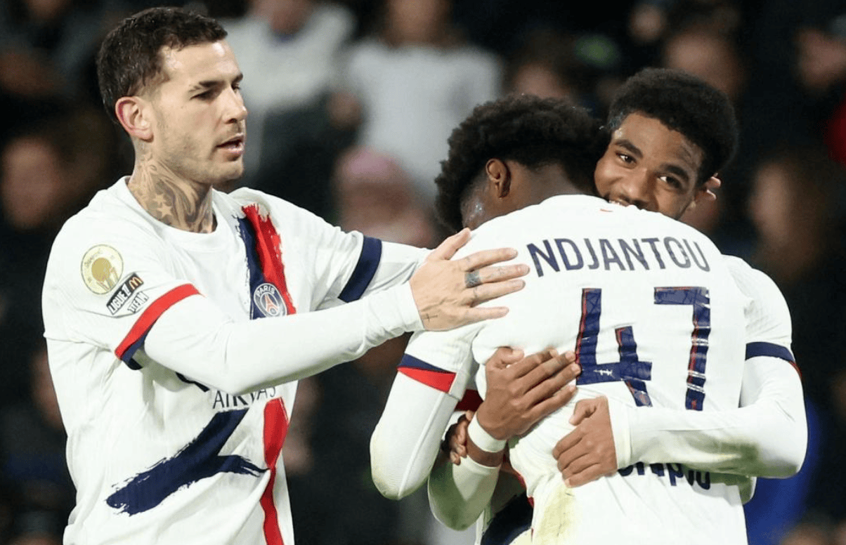 切尔西防线愈稳查洛巴已成核心 詹姆斯如同战神（切尔西防线日益稳固，查洛巴成中坚，詹姆斯宛如战神）