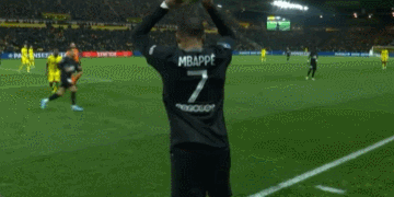 如何在足球场上保持心理稳定？（足球比赛中的心态管理指南）